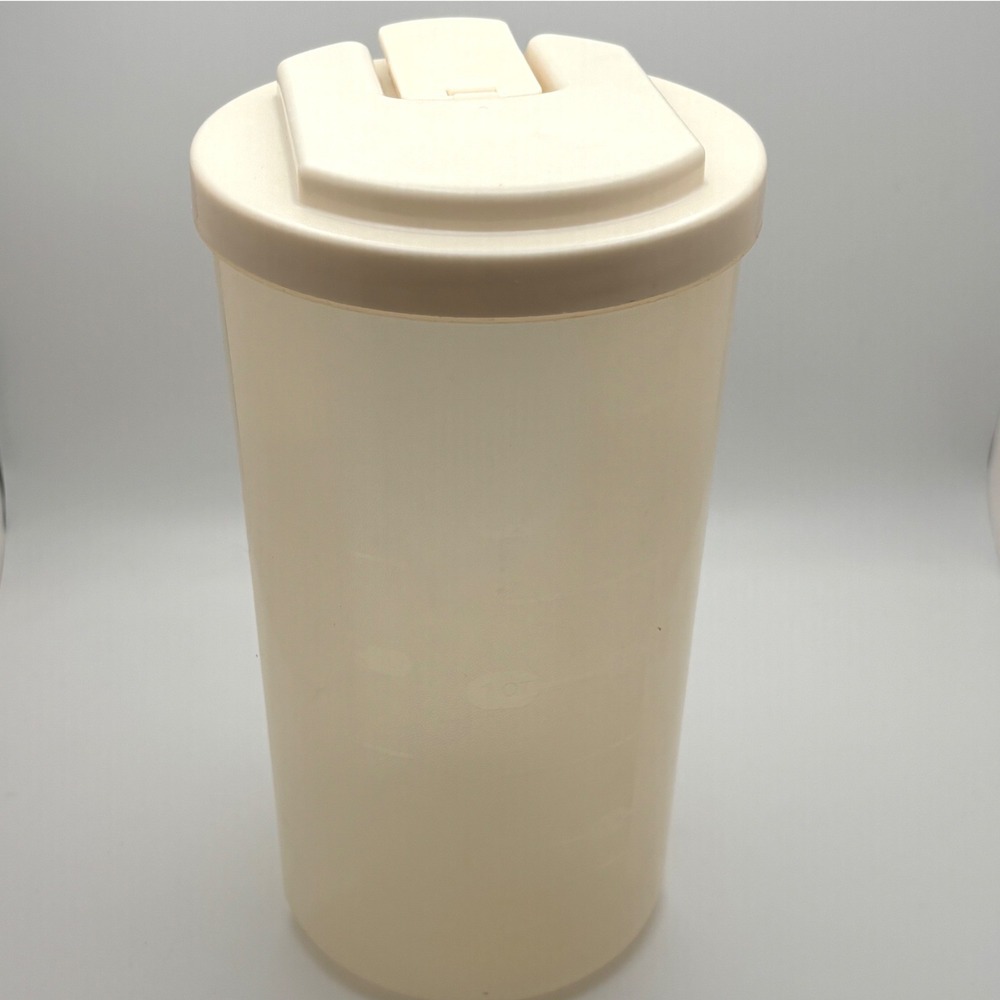 Rubbermaid Servin Saver 2 Quart Pitcher Almond Snap Top Lid Vintage 0038 1.9L - Picture 2 of 5